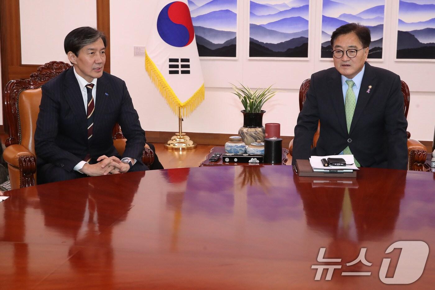 우원식 국회의장이 4일 오후 서울 여의도 국회에서 조국 조국혁신당 대표와 만나 대화하고 있다. 2024.12.4/뉴스1 ⓒ News1 이광호 기자