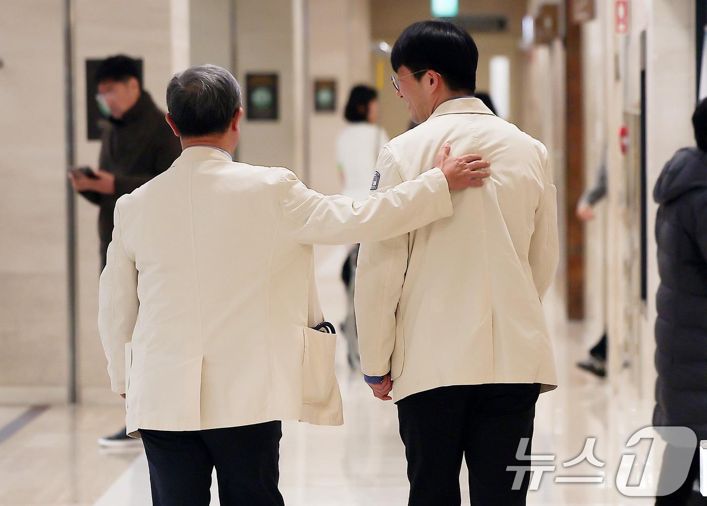 본문 이미지 - 정부의 의대 증원 정책에 반발해 사직한 전공의들이 복귀하지 않고 있는 4일 오후 서울의 한 대학병원에서 의료진이 발걸음을 옮기고 있다. 024.12.4/뉴스1 ⓒ News1 김진환 기자