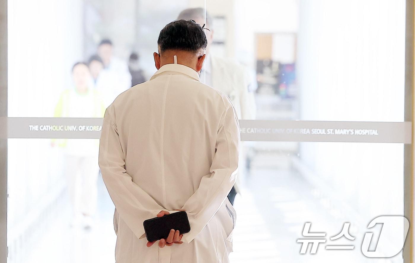 본문 이미지 - 정부의 의대 증원 정책에 반발해 사직한 전공의들이 복귀하지 않고 있는 4일 오후 서울의 한 대학병원에서 의료진이 발걸음을 옮기고 있다. 2024.12.4/뉴스1 ⓒ News1 김진환 기자