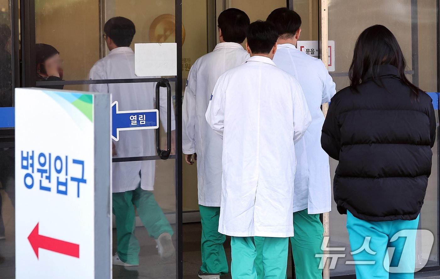 지난해 12월 4일 정부의 의대 증원 정책에 반발해 사직한 전공의들이 복귀하지 않고 있는서울의 한 대학병원에서 의료진이 발걸음을 옮기고 있다. /뉴스1 ⓒ News1 김진환 기자