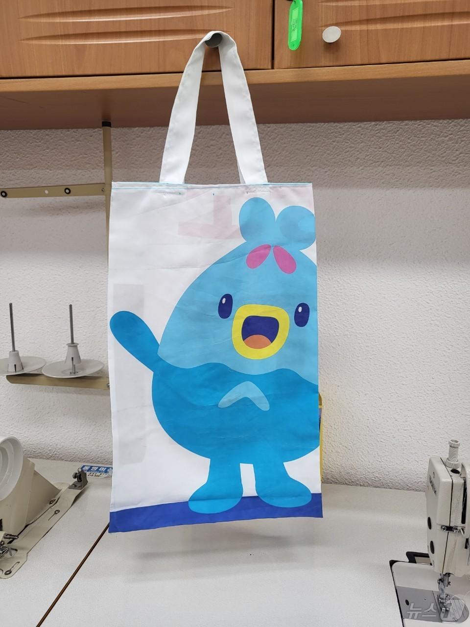 본문 이미지 - 속초시가 폐현수막을 이용해 리싸이클링한 에코백.&#40;속초시 제공&#41; 2024.12.4/뉴스1