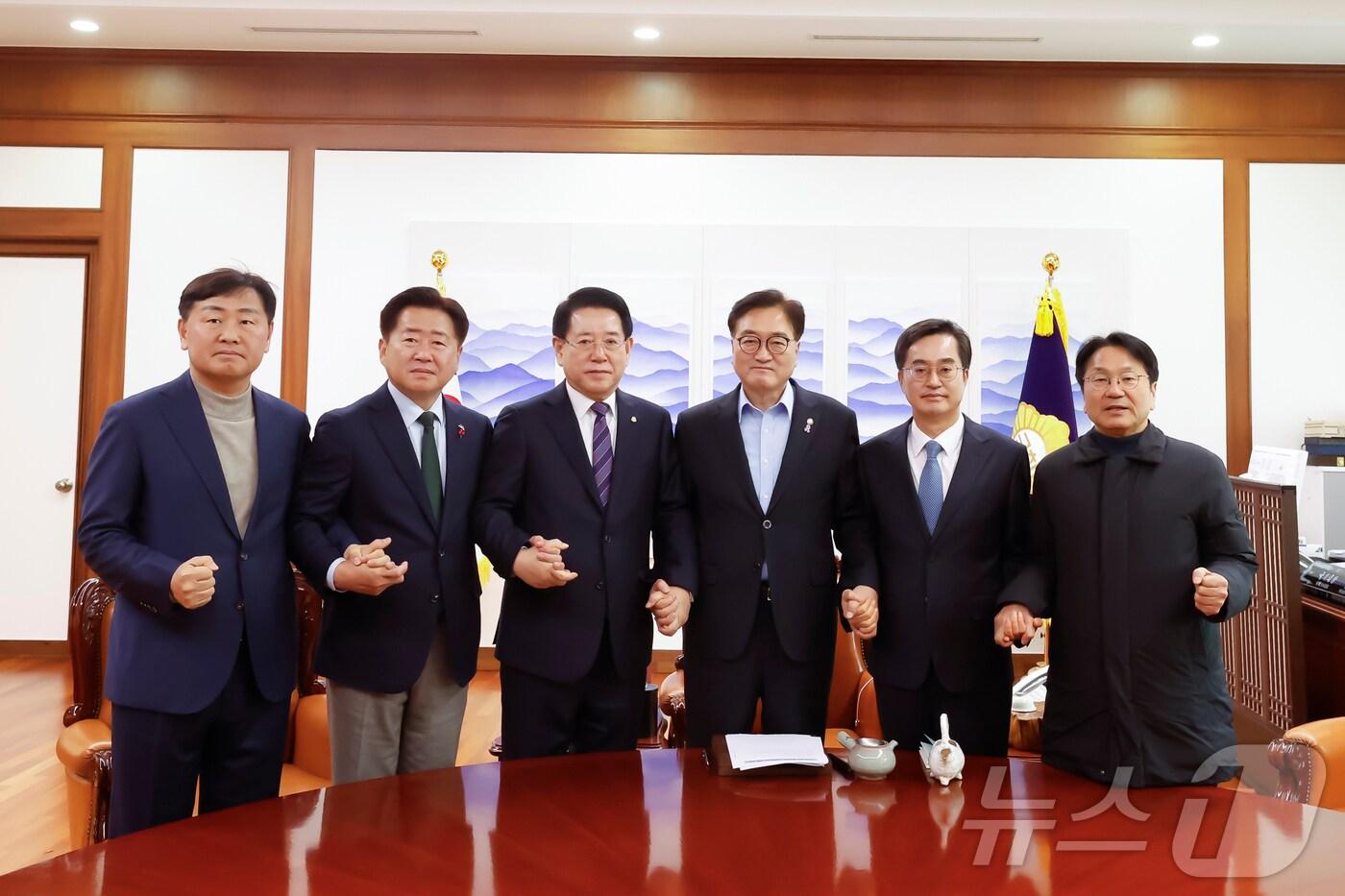 본문 이미지 - 더불어민주당 소속 광역단체장이 4일 서울 여의도 국회에서 계엄령 선포와 관련해 윤석열 대통령의 퇴진을 촉구하는 공동선언 기자회견을 열고 있다. 왼쪽부터 김관영 전북특별자치도지사, 오영훈 제주특별자치도지사, 김영록 전남도지사, 우원식 국회의장, 김동연 경기도지사, 강기정 광주시장(더불어민주당 제공) 2024.12.4/뉴스1 ⓒ News1 전원 기자