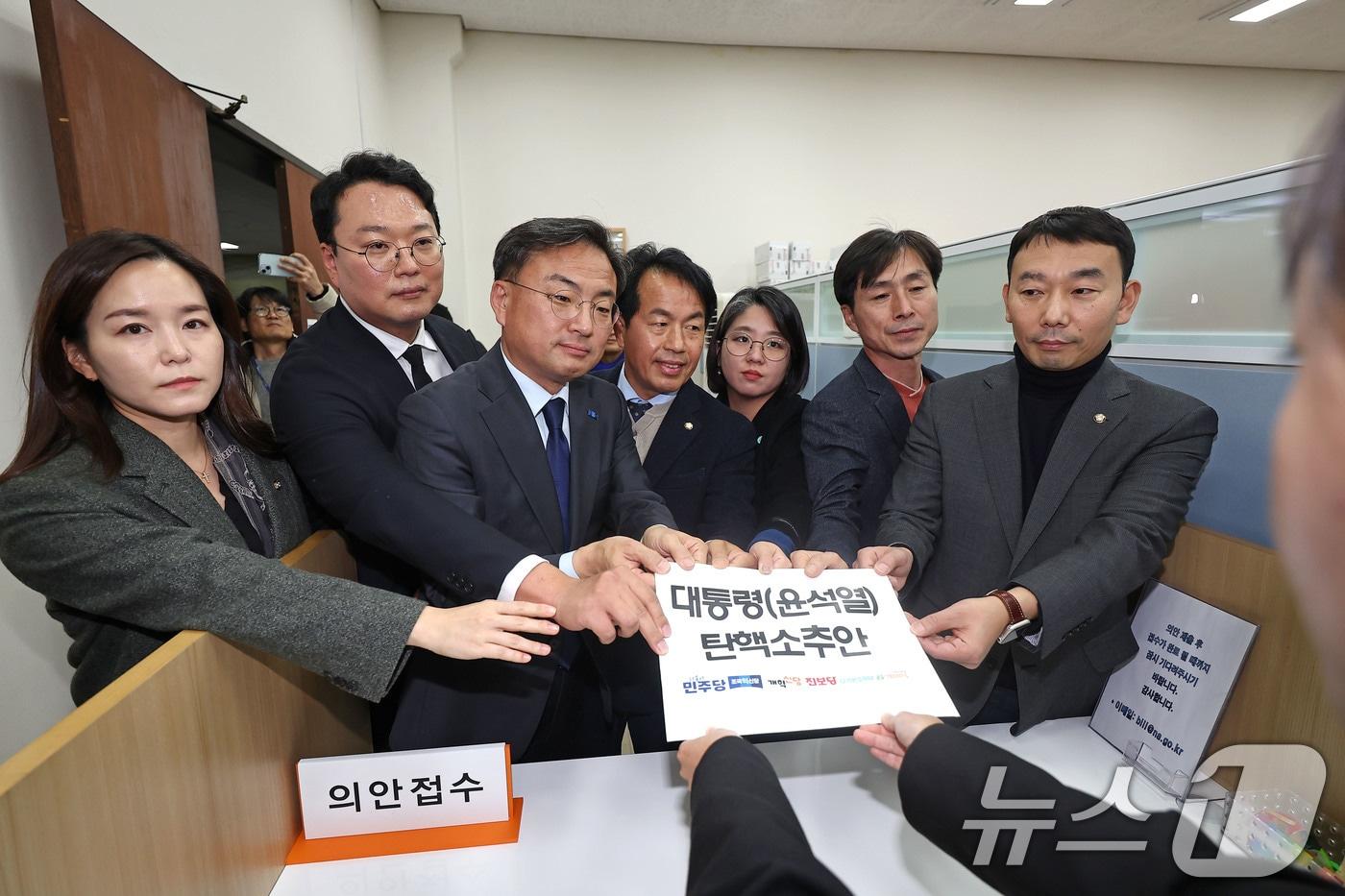 본문 이미지 - 김용민 더불어민주당 의원(오른쪽부터), 한창민 사회민주당 대표, 용혜인 기본소득당 대표, 윤종오 진보당 원내대표, 신장식 조국혁신당 의원, 천하람 개혁신당 원내대표, 이주영 개혁신당 의원이 4일 서울 여의도 국회에서 야6당이 공동발의한 윤석열 대통령 탄핵소추안을 제출하고 있다. (공동취재) 2024.12.4/뉴스1 ⓒ News1 안은나 기자