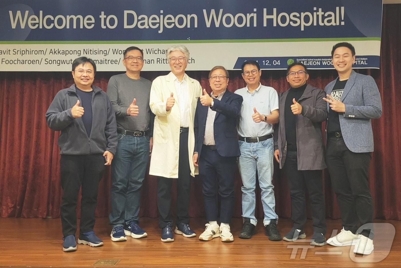  4일 대전우리병원에서 '내시경 척추 수술 연수 프로그램'에 참가한 태국의료진 8명과 박철웅 병원장(왼쪽 세번째)이 기념사진을 찍고 있다.