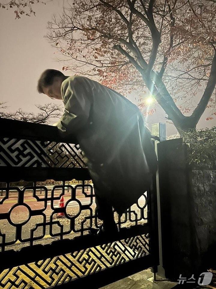 본문 이미지 - 우원식 국회의장이 비상계엄령이 선포된 지난 3일 밤 서울 여의도 국회 담을 넘어 경내로 들어가고 있다. &#40;국회 사무처 제공&#41; 2024.12.4/뉴스1