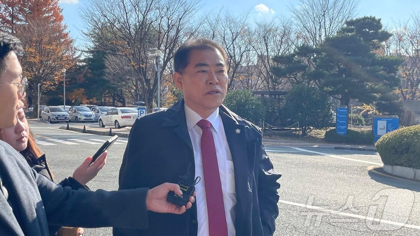 '윤석열 대통령 부부 공천 개입 의혹' 핵심 인물인 명태균 씨 측 변호인 남상권 변호사가 4일 오전 명 씨의 검찰 소환 조사 입회에 앞서 취재진의 질문에 답하고 있다. 2024.12.4/뉴스1 강정태 기자