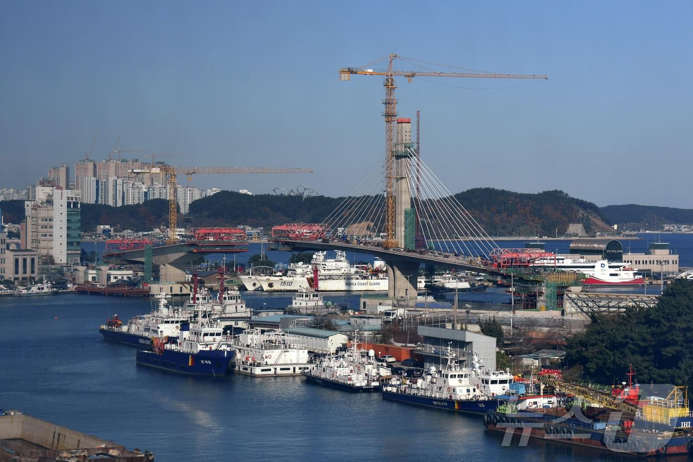 5일 경북 포항시 남구 송도동과 북구 항구동을 잇는 길이 395m의 4차로 해상교량인 동빈대교(가칭)가 55% 공정률을 나타내며 순조롭게 진행 중이다. 2024.12.5/뉴스1 최창호 기자