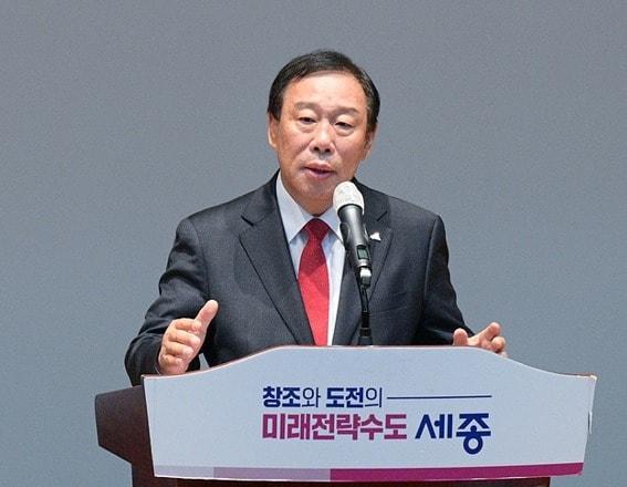본문 이미지 - 직원 소통의 날 발언하는 최민호 세종시장. (세종시 제공) / 뉴스1