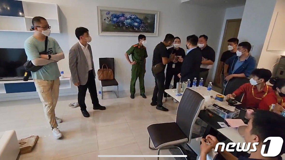 본문 이미지 - 경찰청은 베트남 공안부와 3년간 공조한 끝에 베트남에서 한국으로 마약을 밀수출해 판매하던 피의자 김형렬(47)을 호찌민 현지에서 붙잡아 2022년7월19일 국내로 송환한다고 밝혔다.(경찰청 제공) 2022.7.19/뉴스1