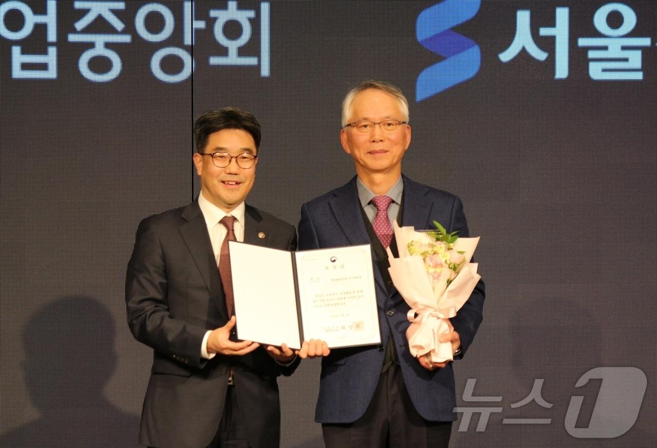 본문 이미지 - 오정기 현대하이텍 대표(오른쪽)가 김성섭 중기부 차관으로부터 경제부총리 표창을 받은 뒤 기념 촬영을 하고 있는 모습.(단국대 제공)