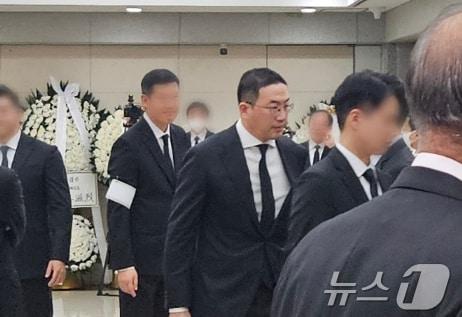 본문 이미지 - 4일 오후 서울대병원 장례식장에 마련된 허창수 GS그룹 명예회장 모친 고&#40;故&#41; 구위숙 여사 빈소에서 구광모 LG그룹 회장이 조문을 하고 있다. &#40;공동취재단&#41;ⓒ News1