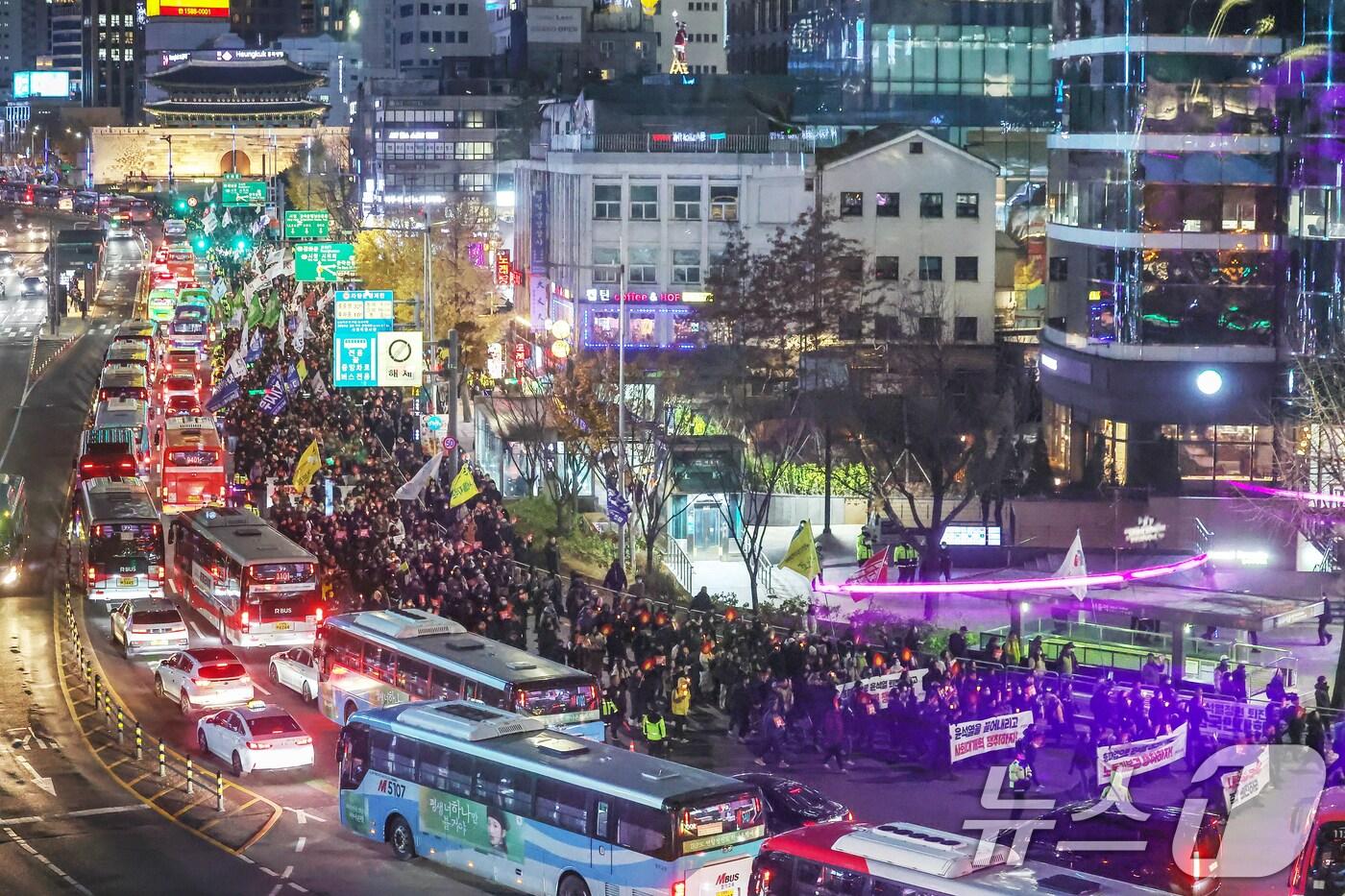 본문 이미지 - 시민사회단체 관계자들이 4일 오후 서울 종로구 동화면세점 앞에서 윤석열 대통령의 퇴진을 촉구하는 촛불집회를 마친 뒤 대통령실을 향해 행진하고 있다. 2024.12.4/뉴스1 ⓒ News1 민경석 기자