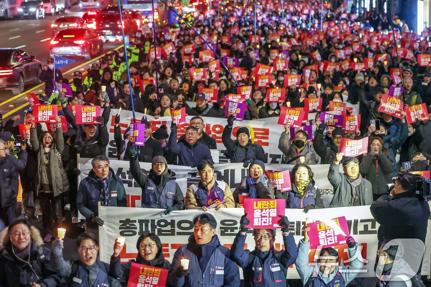 시민사회단체 관계자들이 4일 오후 서울 종로구 동화면세점 앞에서 윤석열 대통령의 퇴진을 촉구하는 촛불집회를 마친 뒤 대통령실을 향해 행진하고 있다. 2024.12.4/뉴스1 ⓒ News1 민경석 기자
