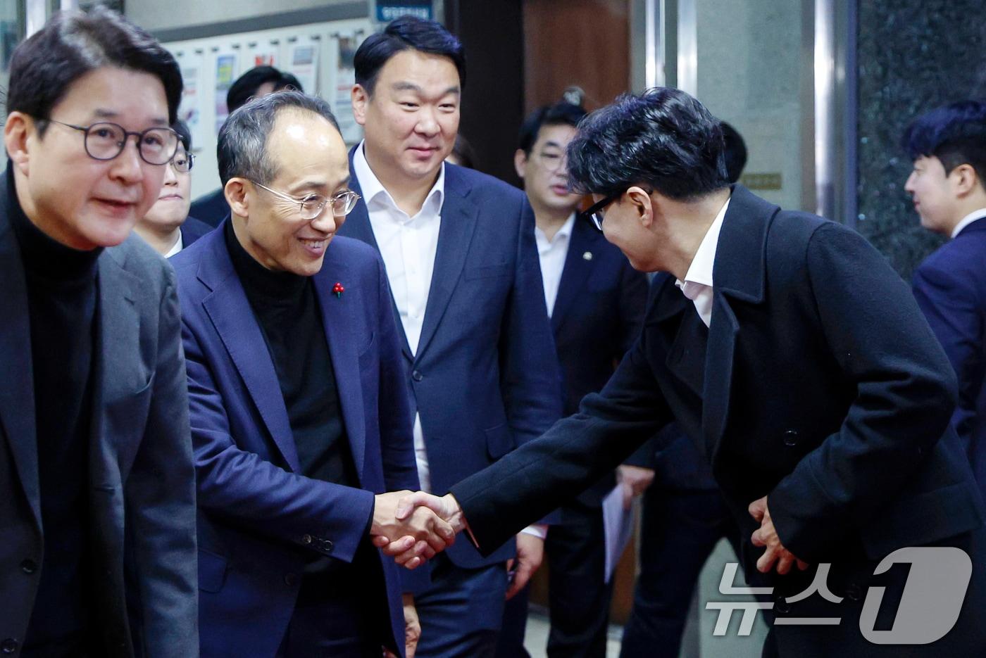 추경호 국민의힘 원내대표(왼쪽)와 한동훈 대표가 4일 저녁 서울 여의도 국회에서 본회의 대통령 탄핵안 보고 관련 논의를 위해 비공개 의원총회에 참석하며 악수를 나누고 있다. 2024.12.4/뉴스1 ⓒ News1 안은나 기자