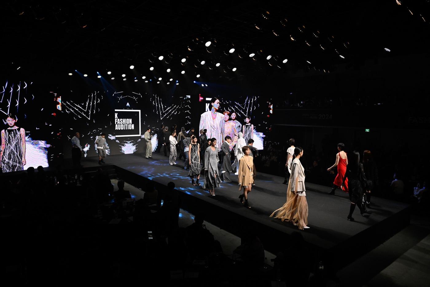 산업통상자원부와 한국패션산업협회는 12월 4일 '2024 대한민국 패션대상'을 개최하여 패션산업 발전에 기여한 유공자와 신진 디자이너들을 시상하며 K-패션의 지속 가능한 성장을 도모하는 중요한 계기를 마련했다.(한국패션산업협회제공)