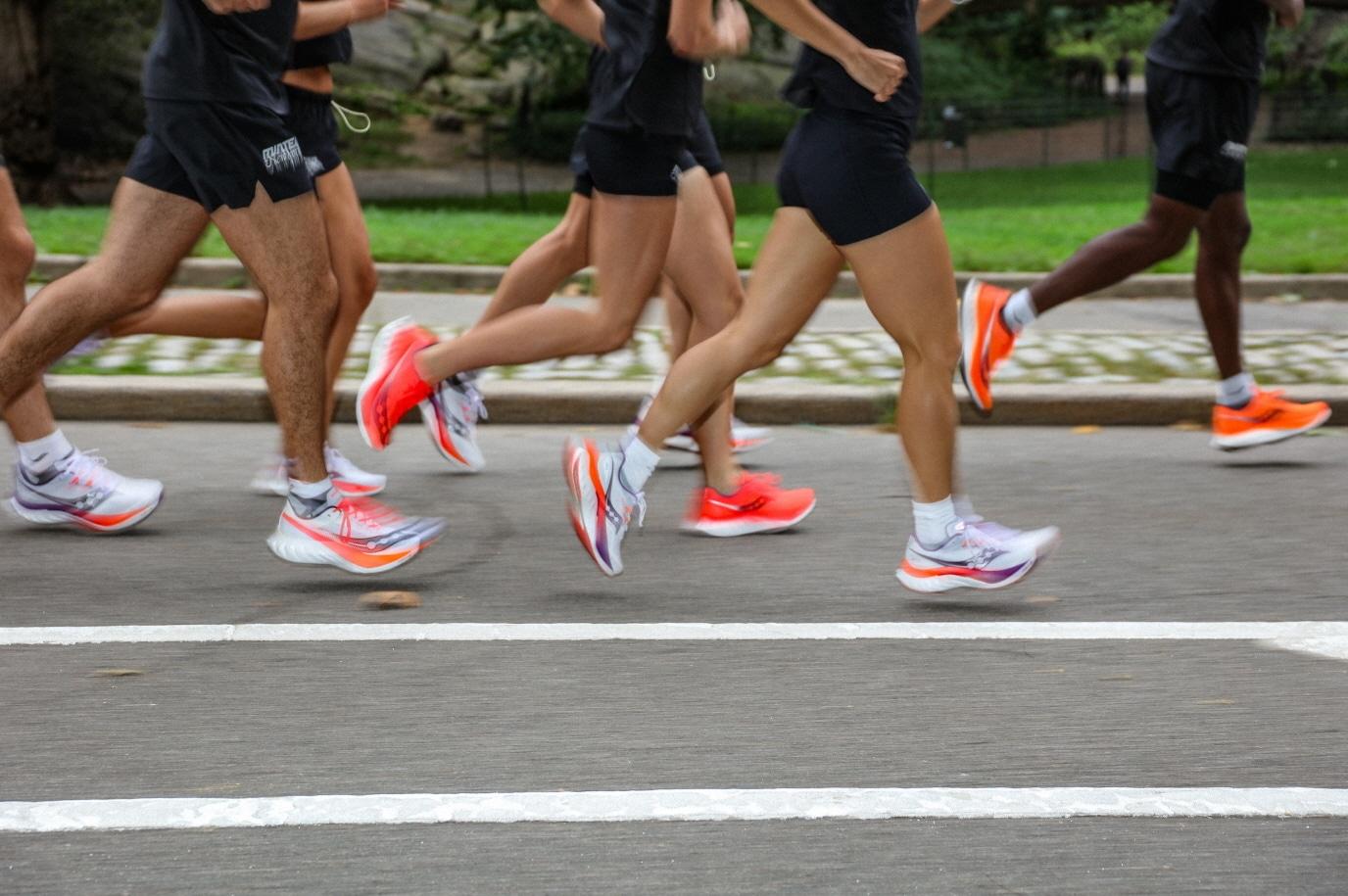 본문 이미지 - 국내 러닝 인구가 1000만 명을 돌파한 것으로 추산되는 만큼 관련 용품 수요도 폭발적으로 성장하고 있다.(ABC마트제공)