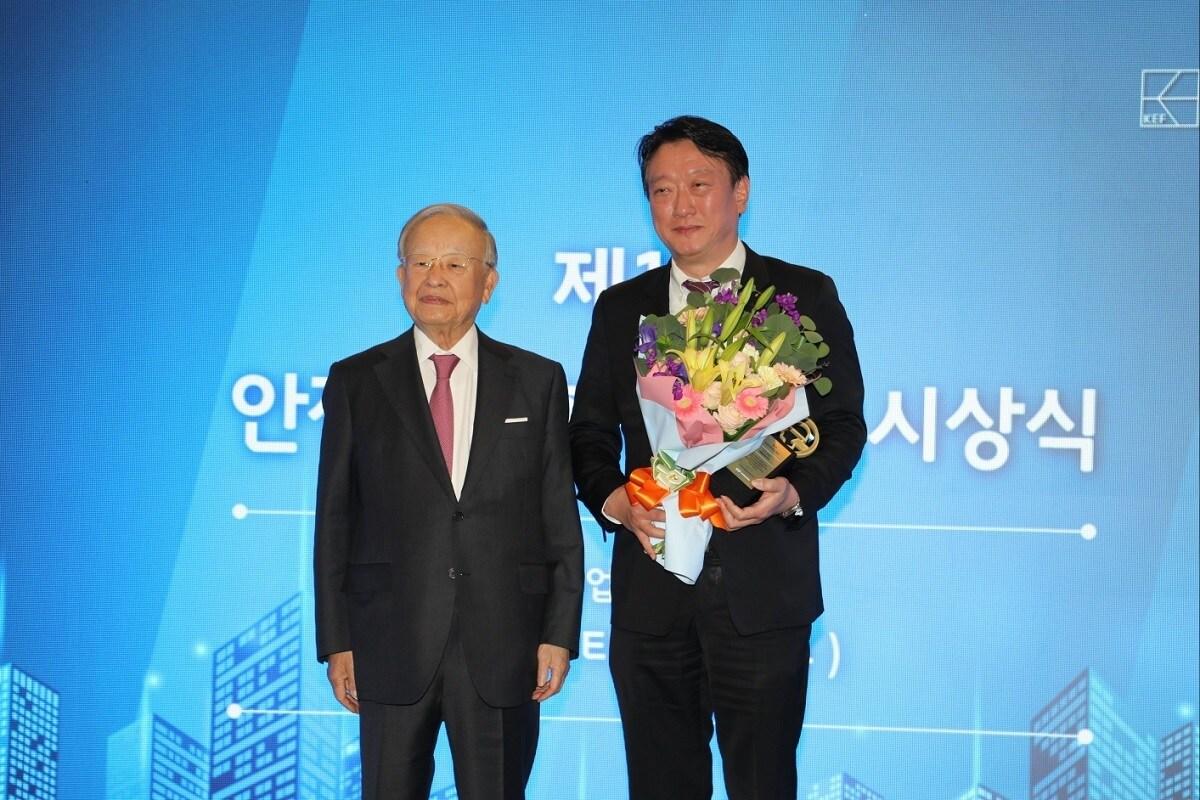 본문 이미지 - 김현석 넥센타이어 사장이 4일 서울 중구 프레스센터에서 열린 제1회 &#39;안전문화혁신대상&#39;에서 대기업 부문 우수상을 받았다&#40;넥센타이어 제공&#41;. 2024.12.04.