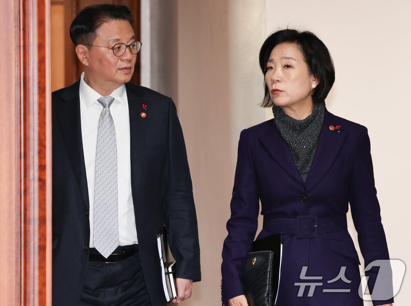 본문 이미지 - 오영주 중소벤처기업부 장관&#40;오른쪽&#41;과 방기선 국무조정실장이 5일 서울 종로구 정부서울청사에서 열린 국정현안관계장관회의에 참석하고 있다. 2024.12.5/뉴스1 ⓒ News1 허경 기자