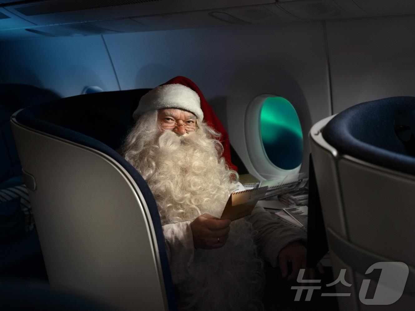 본문 이미지 - 핀에어 항공기에 탑승한 핀란드 공식 산타클로스(핀에어 제공)