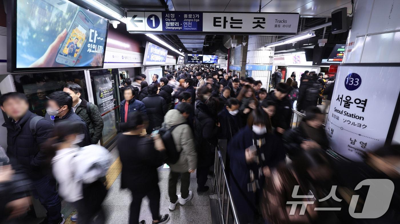 전국철도노조가 파업에 돌입한 5일 오전 지하철 1호선 서울역이 출근길 이용객들로 붐비고 있다. 철도노조는 임금인상과 인력 충원 등을 촉구하며 1년 3개월 만에 파업에 돌입했으며 코레일은 불편을 최소화하기 위해 가용 자원을 총 동원할 예정이다. 2024.12.5/뉴스1 ⓒ News1 신웅수 기자