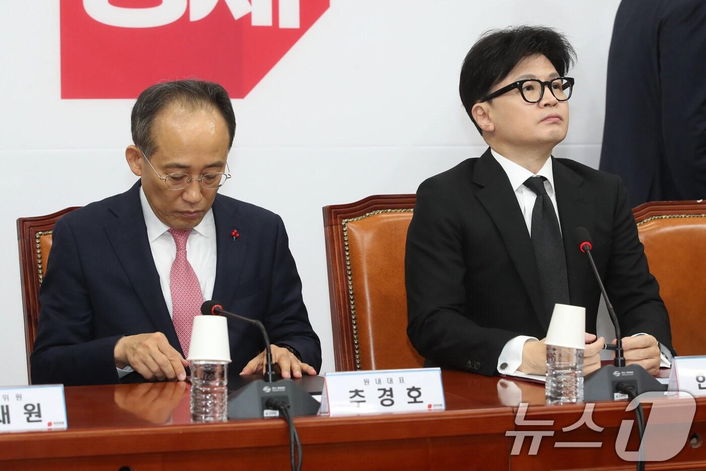 한동훈 국민의힘 대표와 추경호 원내대표가 5일 오전 서울 여의도 국회에서 열린 최고위원회의에서 생각에 잠겨있다. 2024.12.5/뉴스1 ⓒ News1 이광호 기자