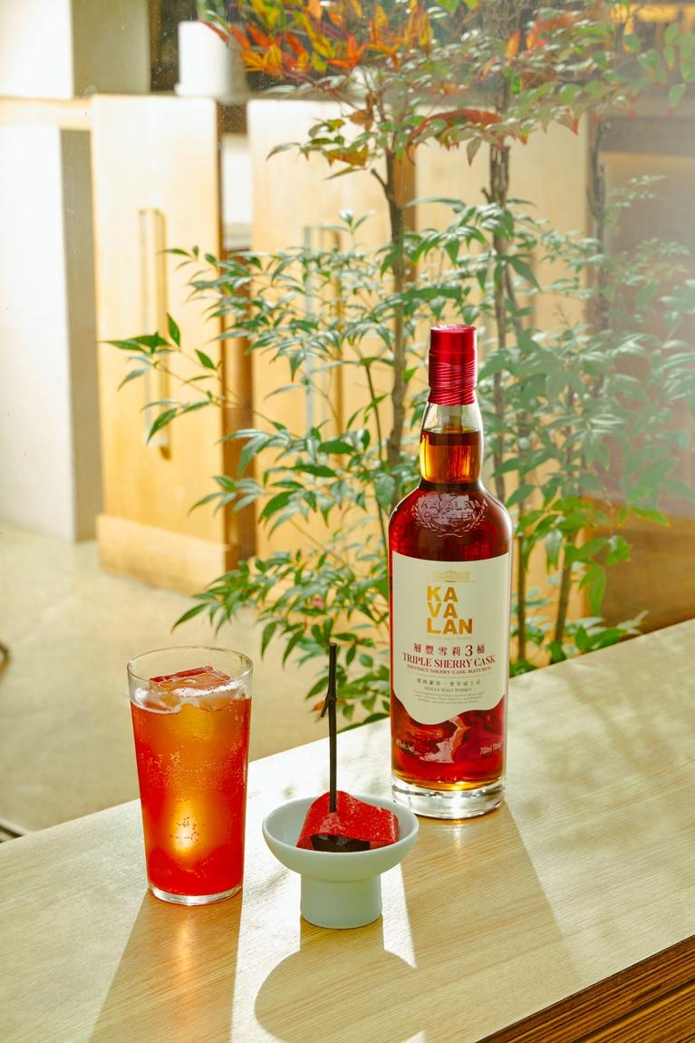 본문 이미지 - 카발란 트리플 쉐리 캐스크 & 북촌 홍엽.(골든블루 제공)