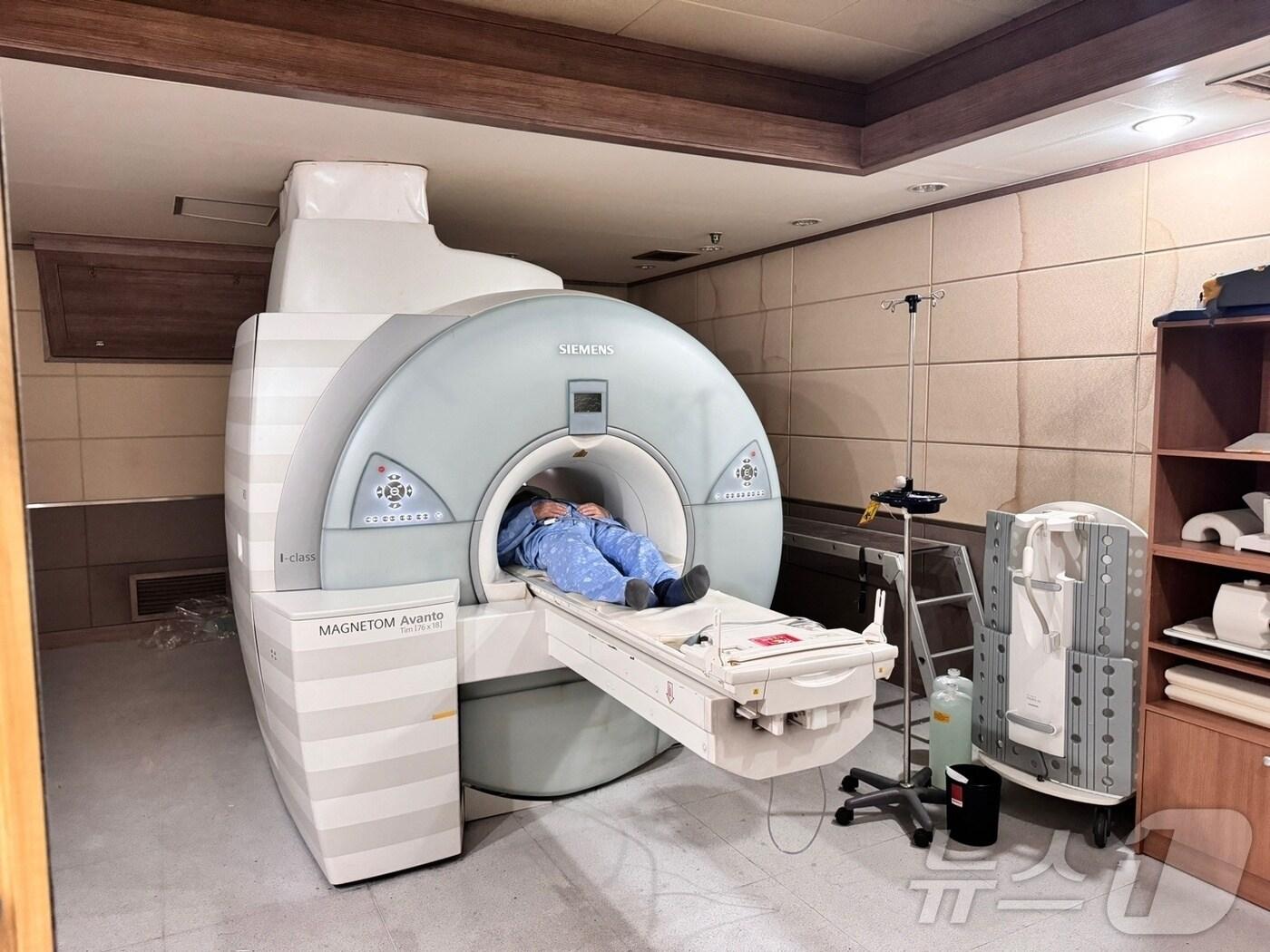 본문 이미지 - 온종합병원에서 환자가 폐CT 검사를 받고 있다&#40;온종합병원 제공&#41;