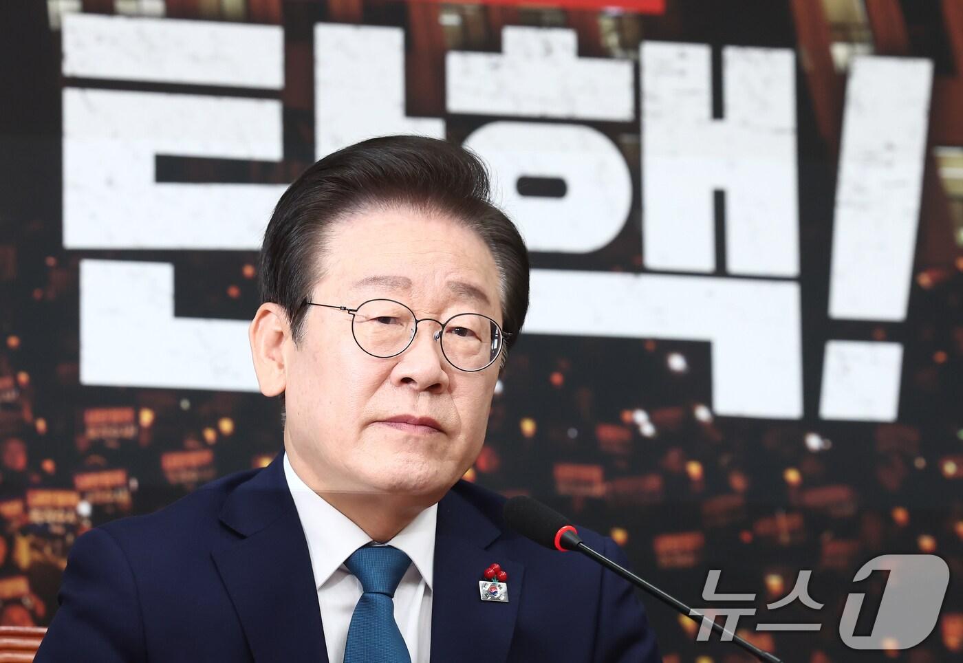 이재명 더불어민주당 대표가 5일 오전 서울 여의도 국회에서 열린 비상 최고위원회의에서 굳은 표정을 하고 있다. 2024.12.5/뉴스1 ⓒ News1 김민지 기자