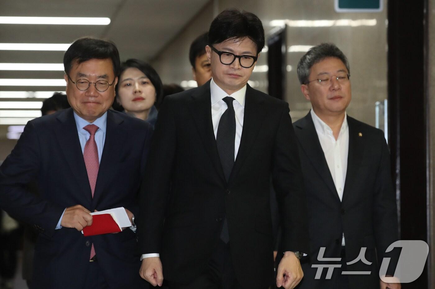 본문 이미지 - 한동훈 국민의힘 대표가 5일 오전 서울 여의도 국회에서 열린 최고위원회의에 참석하고 있다. 2024.12.5/뉴스1 ⓒ News1 이광호 기자