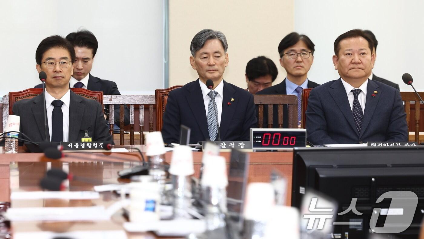 본문 이미지 - 이상민 행정안전부 장관(오른쪽부터), 조지호 경찰청장, 김봉식 서울경찰청장이 5일 오전 서울 여의도 국회에서 열린 비상계엄 관련 행정안전위원회 전체회의에 굳은 표정으로 자리해 있다. 2024.12.5/뉴스1 ⓒ News1 김민지 기자