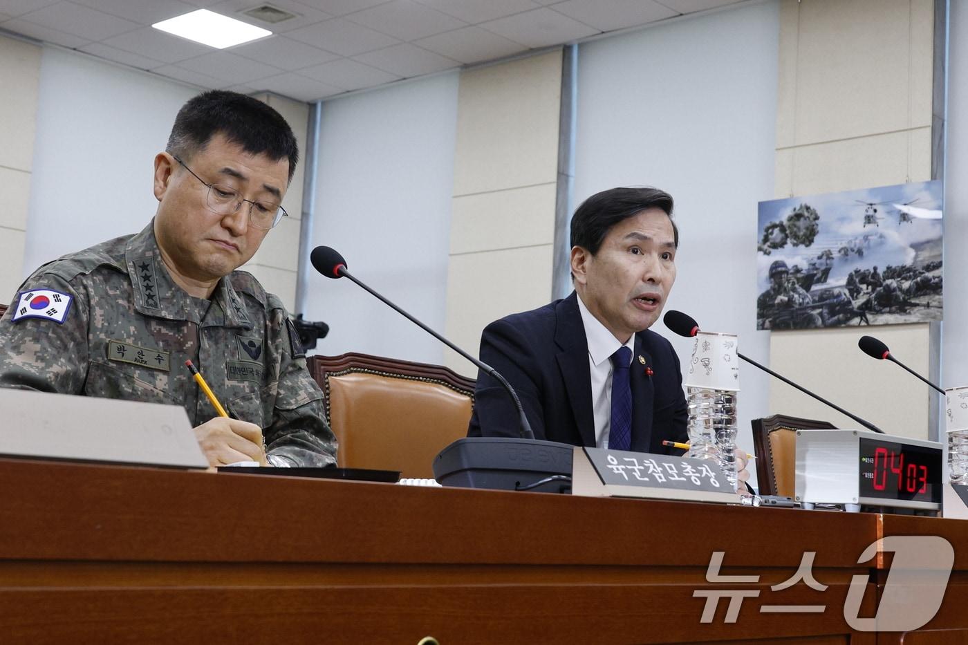 선호 국방부 차관이 5일 오전 서울 여의도 국회에서 열린 국방위원회 전체회의 비상계엄 선포 경과 및 병력동원 관련 현안질의에 출석, 의원 질의에 답하고 있다. 왼쪽은 계엄사령관을 맡았던 박안수 육군참모총장. 2024.12.5/뉴스1 ⓒ News1 안은나 기자