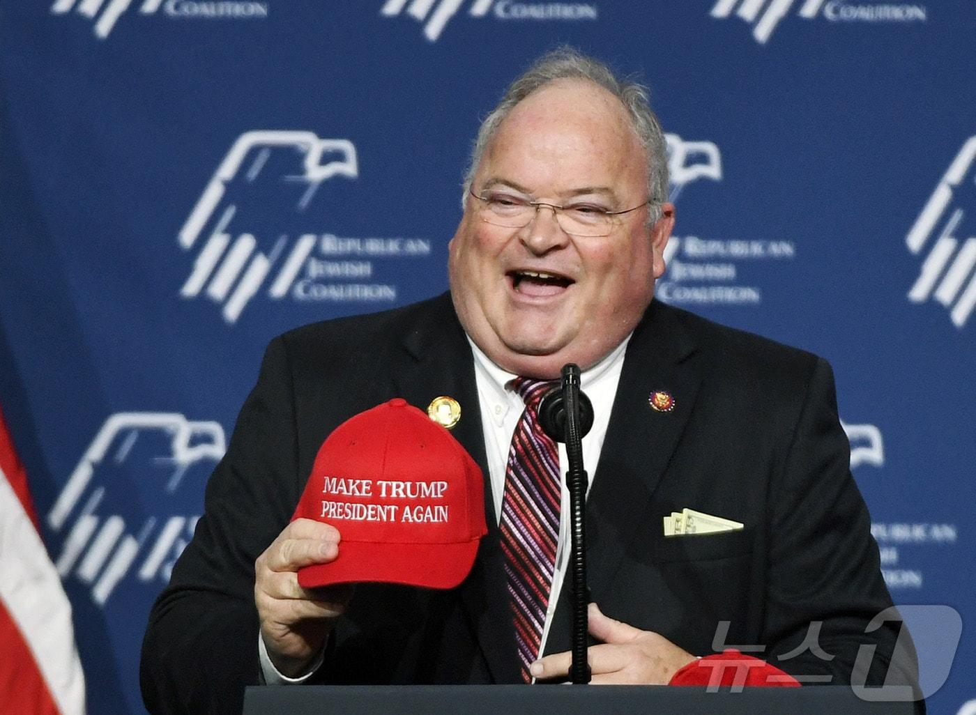 본문 이미지 - 빌리 롱 미국 하원의원이 지난 2019년 4월 6일 네바다주 라스베이거스에서 열린 공화당 유대인 연합 리더십 회의서 연설을 하고 있다.2024.12.05 ⓒ AFP=뉴스1 ⓒ News1 우동명 기자
