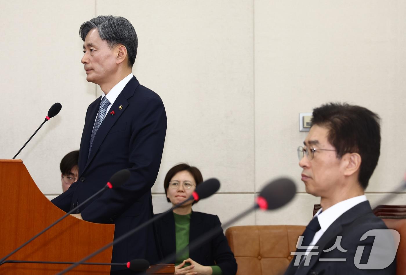 본문 이미지 - 조지호 경찰청장이 5일 오전 서울 여의도 국회에서 열린 비상계엄 관련 행정안전위원회 전체회의에서 계엄 당시 상황에 대한 업무보고를 하고 있다. 오른쪽은 김봉식 서울경찰청장. 2024.12.5/뉴스1 ⓒ News1 김민지 기자