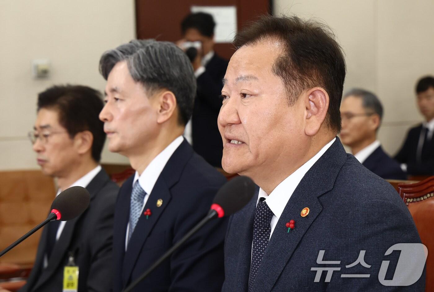 이상민 행정안전부 장관이 5일 오전 서울 여의도 국회에서 열린 비상계엄 관련 행정안전위원회 전체회의에서 계염 상황에 대한 사과를 하고 있다. 오른쪽부터 이 장관, 조지호 경찰청장, 김봉식 서울경찰청장. 2024.12.5/뉴스1 ⓒ News1 김민지 기자