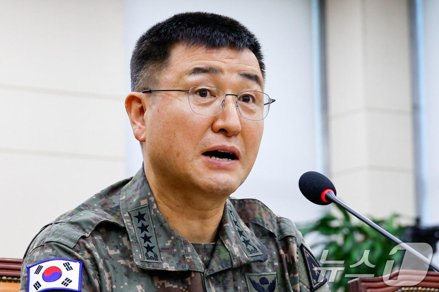 본문 이미지 - 계엄사령관을 맡았던 박안수 육군참모총장이 5일 오전 서울 여의도 국회에서 열린 국방위원회 전체회의 비상계엄 선포 경과 및 병력동원 관련 현안질의에 출석해 의원 질의에 답하고 있다. 2024.12.5/뉴스1 ⓒ News1 안은나 기자