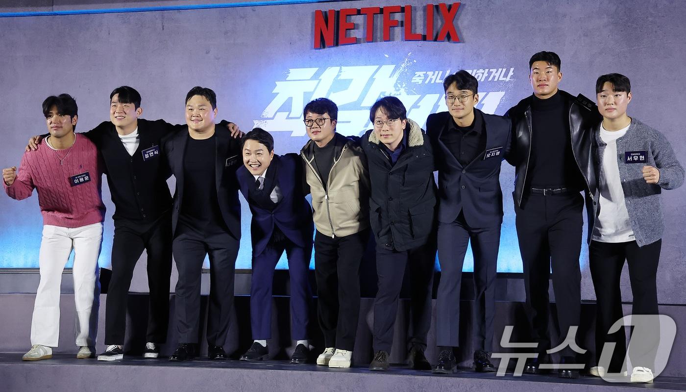 5일 오전 서울 용산구 CGV용산아이파크몰에서 열린 넷플릭스(Netflix)의 새 예능 ‘최강럭비: 죽거나 승리하거나’ 제작발표회에서 장시원 PD, 정용검 아나운서를 비롯한 참석 선수들이 포즈를 취하고 있다. ‘최강럭비: 죽거나 승리하거나’​는 승리의 영광을 위해 온 몸을 던지며 필사의 전진을 이어가는 럭비 선수들의 진짜 승부를 보여주는 스포츠 서바이벌 예능​이다. 2024.12.5/뉴스1 ⓒ News1 김진환 기자