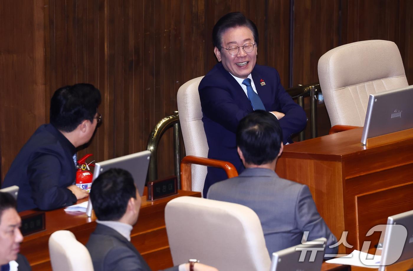 본문 이미지 - 더불어민주당 이재명 대표와 박찬대 원내대표 등이 5일 오전 서울 여의도 국회에서 열린 본회의에서 최재해 감사원장과 이창수·조상원·최재훈 검사 탄핵소추안이 추가 상정 의사일정 변경 동의의 건이 가결되자 대화하고 있다. 2024.12.5/뉴스1 ⓒ News1 김민지 기자