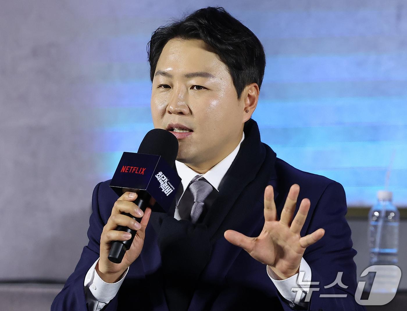 본문 이미지 - 정용검 아나운서가 5일 오전 서울 용산구 CGV용산아이파크몰에서 열린 넷플릭스(Netflix)의 새 예능 ‘최강럭비: 죽거나 승리하거나’ 제작발표회에 참석해 진행자의 질문에 답변하고 있다. ‘최강럭비: 죽거나 승리하거나’​는 승리의 영광을 위해 온 몸을 던지며 필사의 전진을 이어가는 럭비 선수들의 진짜 승부를 보여주는 스포츠 서바이벌 예능​이다. 2024.12.5/뉴스1 ⓒ News1 김진환 기자