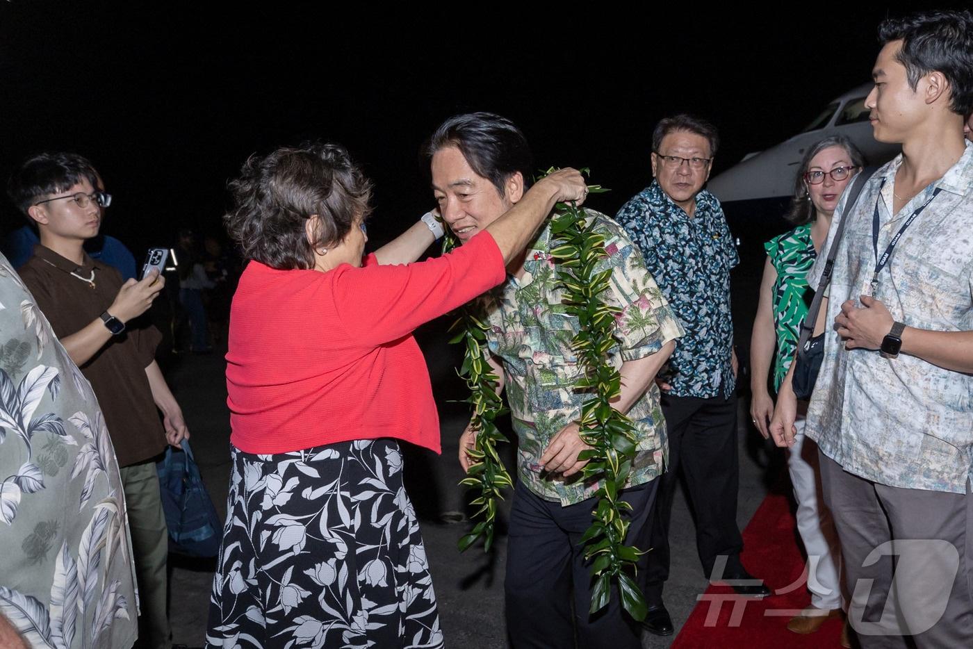 라이칭더 대만 총통이 4일 (현지시간) 미국령 괌 타무닝의 공항에 도착해 로디스 A. 레온 게레로 괌 주지사의 환영을 받고 있다. 2024.12.05 ⓒ AFP=뉴스1 ⓒ News1 우동명 기자