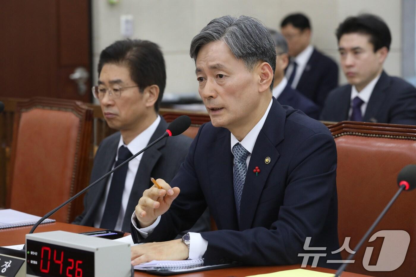 본문 이미지 - 조지호 경찰청장이 5일 오전 서울 여의도 국회에서 열린 비상계엄 관련 행정안전위원회 전체회의에 출석해 의원 질의에 답하고 있다. 2024.12.5/뉴스1 ⓒ News1 이광호 기자