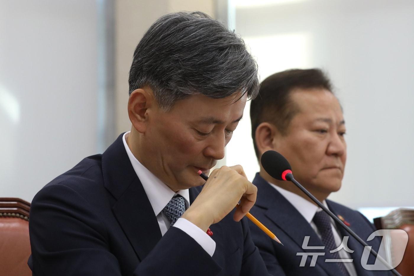 조지호 경찰청장이 지난 5일 오전 서울 여의도 국회에서 열린 비상계엄 관련 행정안전위원회 전체회의에 출석해 생각에 잠겨 있다./뉴스1 ⓒ News1 이광호 기자