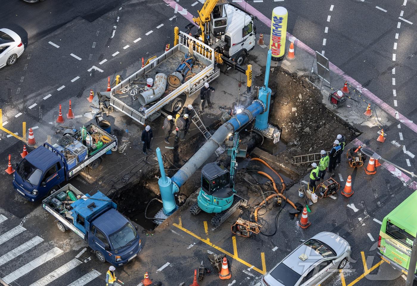 본문 이미지 - 5일 오후 서울시 서대문역 사거리에서 상수도관이 파손돼 복구작업이 진행되고 있다. 서울시 관계자는 "따로 차량 통제는 하지 않고 있지만 공사 구간 때문에 차선이 좁아진 상태＂라며 ＂오후 4시에는 포장까지 끝나서 차량 통행이 원활하게 될 것으로 보인다＂고 말했다. 2024.12.5/뉴스1 ⓒ News1 이재명 기자