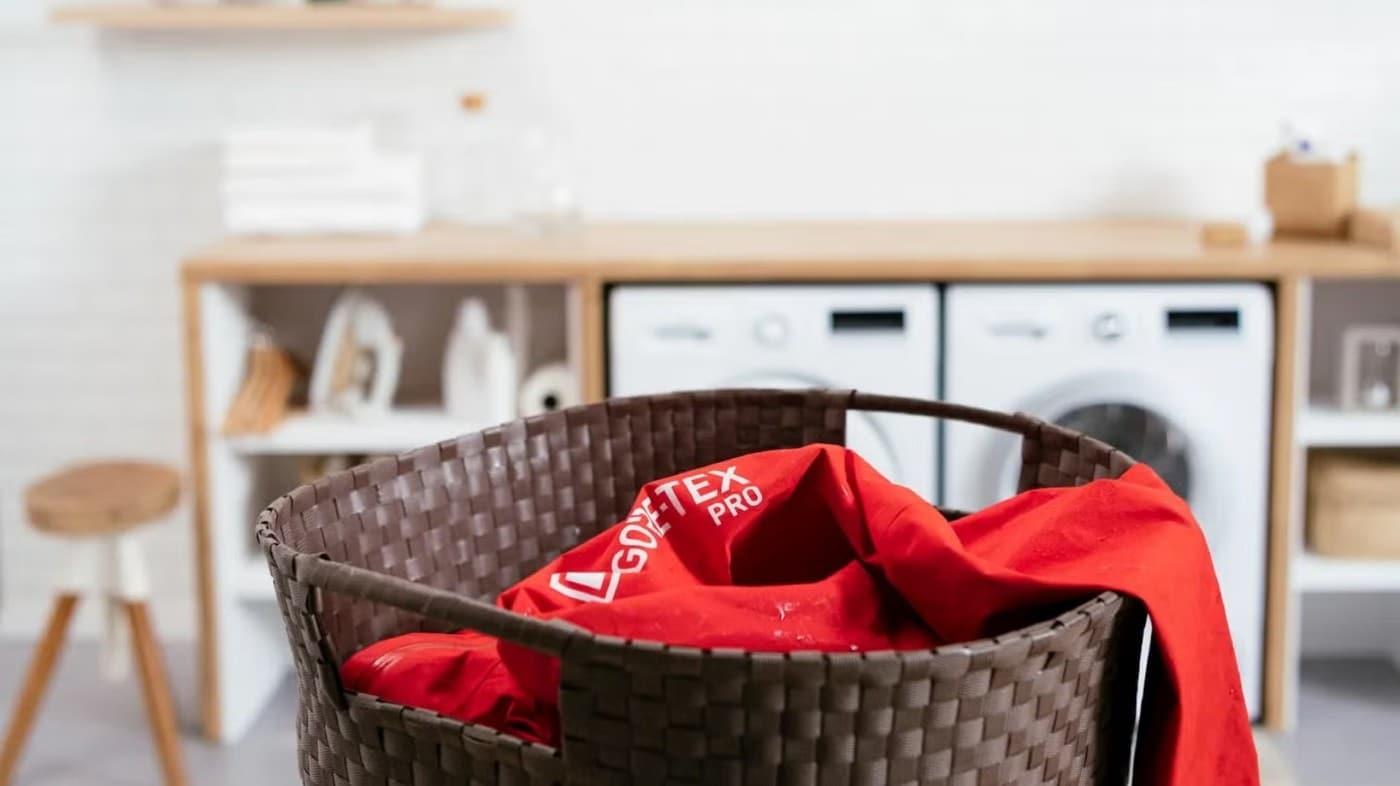 고어텍스 제품은 전문 세탁 전문점에서 세탁을 진행해야 한다고 알려져 있지만 실제로는 집에서도 손쉽게 세탁 가능하다.(고어텍스제공)