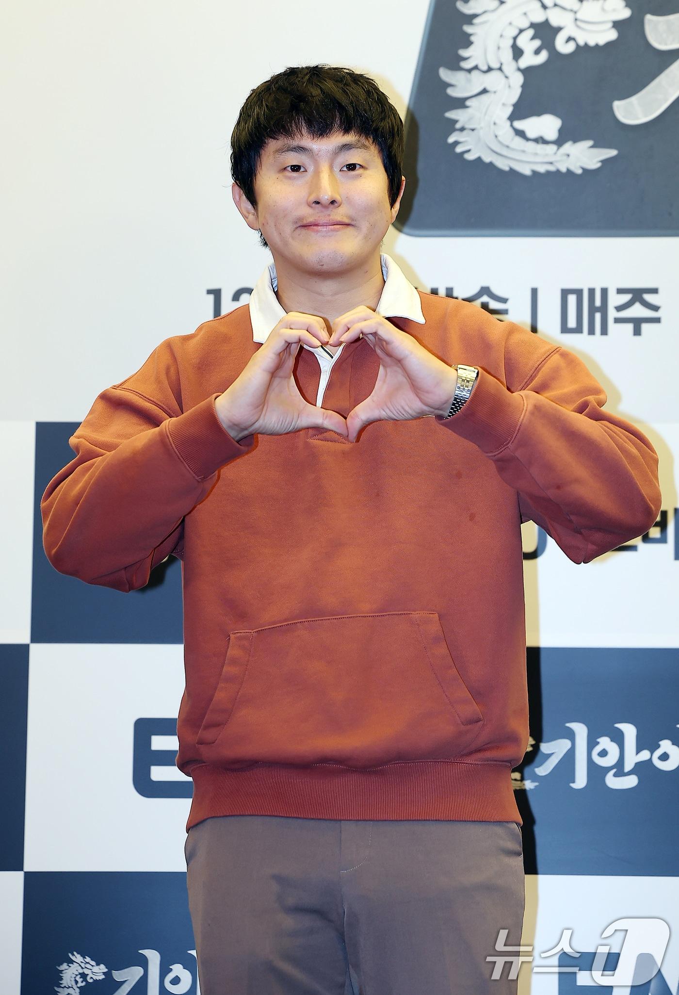 본문 이미지 - 만화가 겸 방송인 기안84가 5일 오후 서울 마포구 상암 스탠포드호텔에서 열린 ENA·LG유플러스·STUDIO X+U가 공동제작한 '기안이쎄오' 제작발표회에 참석해 포즈를 취하고 있다. '기안이쎄오'는 동병상련 CEO들을 위한 해결사가 된 기안84의 CEO 구출일지를 그리는 오피스 예능 프로그램이다. 2024.12.5/뉴스1 ⓒ News1 김진환 기자