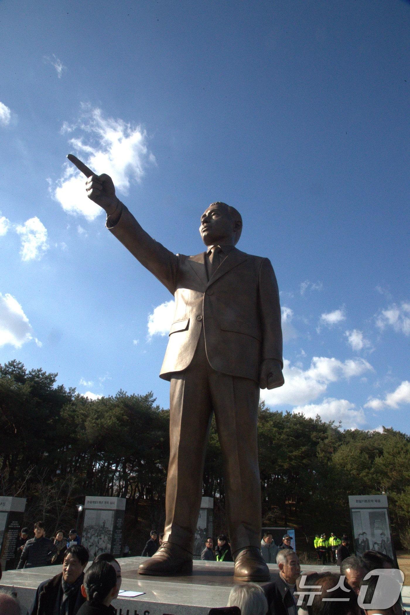 본문 이미지 - 5일 경북 안동시 경북도청 앞 천년숲에서 열린 박정희 전 대통령 동상 제막식에서 박 대통령 동상이 공개되고 있다. 2024.12.5 ⓒ 뉴스1 신성훈 기자