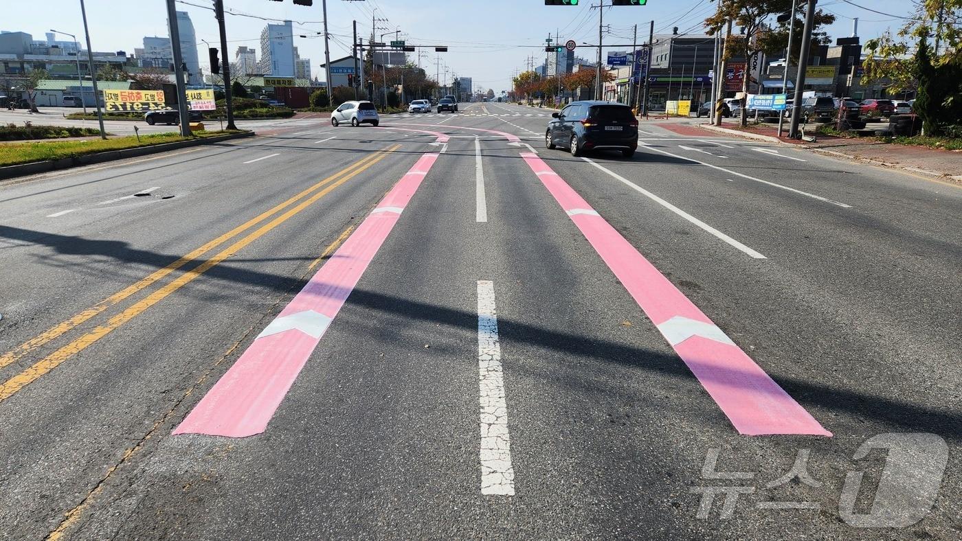 5일 전북경찰청은 회전차로를 2개 이상 운영하는 교차로 19개소와 전북대 신정문오거리, 금암광장 등 비정형 교차로 21개소를 대상으로 노면색깔유도선을 설치한다고 밝혔다. 사진은 좌회전차로가 2개인 군산 전북외고 3가. (전북경찰청 제공) 2024.12.5/뉴스1