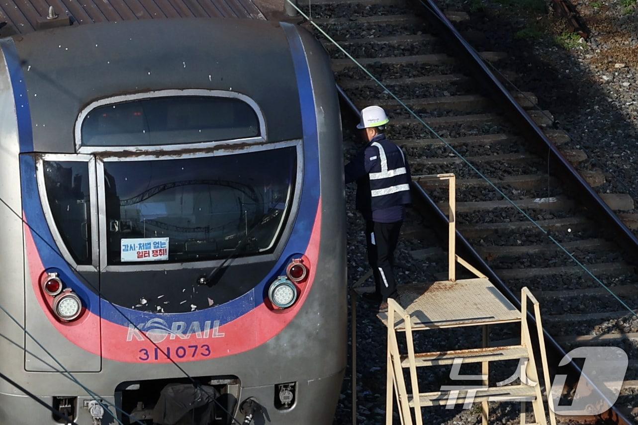 본문 이미지 - 전국철도노조가 파업에 돌입한 5일 서울 구로구 한국철도공사 구로차량사업소에 열차들이 정차해있다. 철도노조는 임금인상과 인력 충원 등을 촉구하며 1년 3개월 만에 파업에 돌입했으며 코레일은 불편을 최소화하기 위해 가용 자원을 총 동원할 예정이다. 2024.12.5/뉴스1 ⓒ News1 황기선 기자
