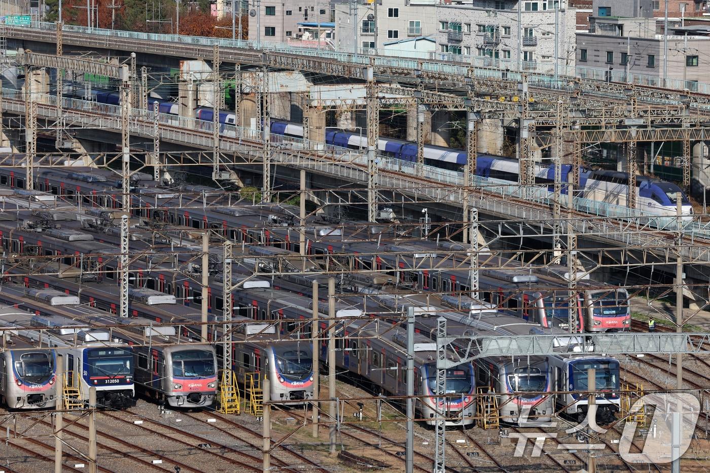 본문 이미지 - 전국철도노조가 파업에 돌입한 5일 서울 구로구 한국철도공사 구로차량사업소에 열차들이 정차해있다. 철도노조는 임금인상과 인력 충원 등을 촉구하며 1년 3개월 만에 파업에 돌입했으며 코레일은 불편을 최소화하기 위해 가용 자원을 총 동원할 예정이다. 2024.12.5/뉴스1 ⓒ News1 황기선 기자