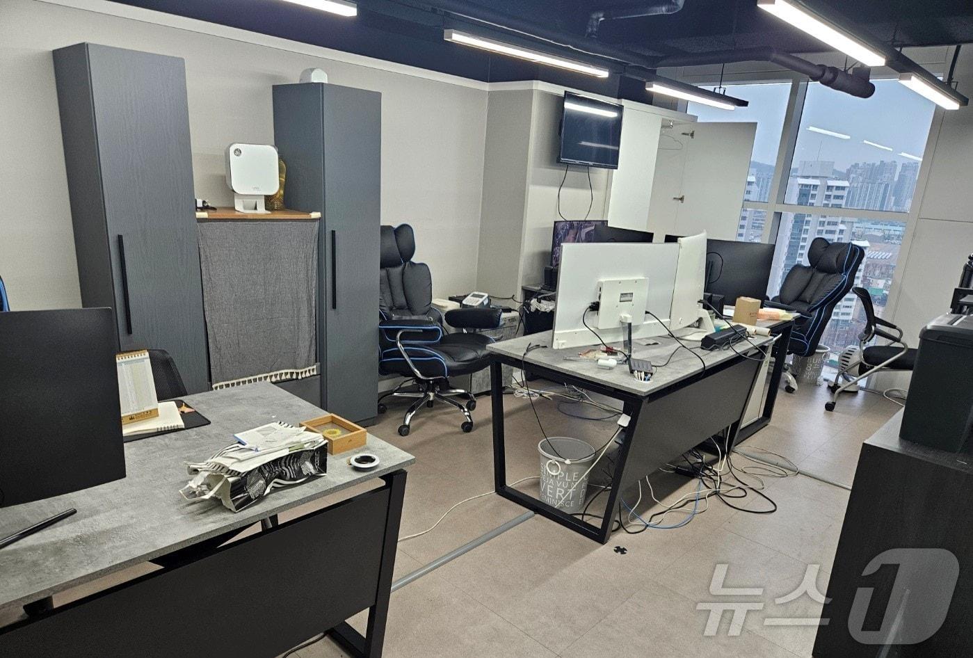 본문 이미지 - 로또 당첨 번호 예측 사이트를 운영한 사무실.(인천경찰청 제공)2024.12.05/뉴스1