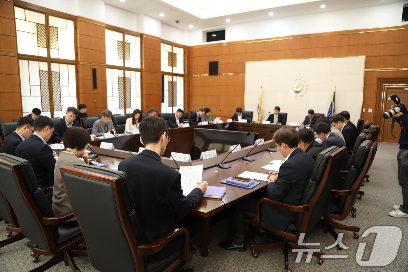 본문 이미지 - 이복현 금융감독원장이 지난 5일 '금융상황 점검회의'를 주재하고 있다. (금융감독원 제공) 2024.12.5/뉴스1
